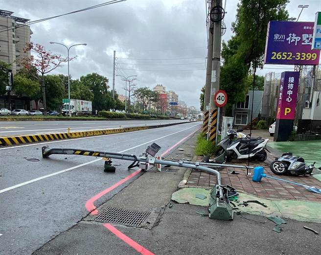 台中客運公車自撞後，造成該路口行人號誌、路口監視器損壞、號誌燈撞損。（民眾提供）