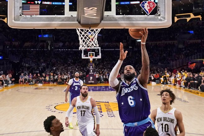 湖人前鋒詹姆斯(右)切入籃下輕鬆取分。(美聯社)