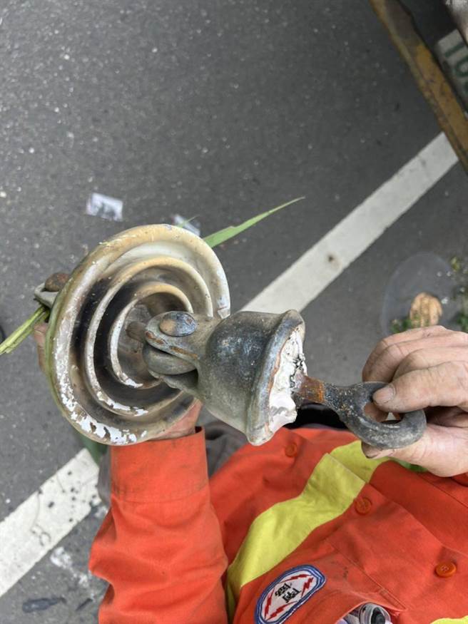 新化区300多户与交通号志突然停电，工程维修员表示是碍子故障，台电称是计画性停电导致。（读者提供／程炳璋台南传真）