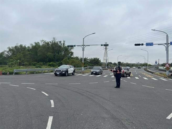 清明连假首日山区有不少扫墓车队，新化区大停电导致路口交通号志失灵，警方到路口疏导交通。（读者提供／程炳璋台南传真）