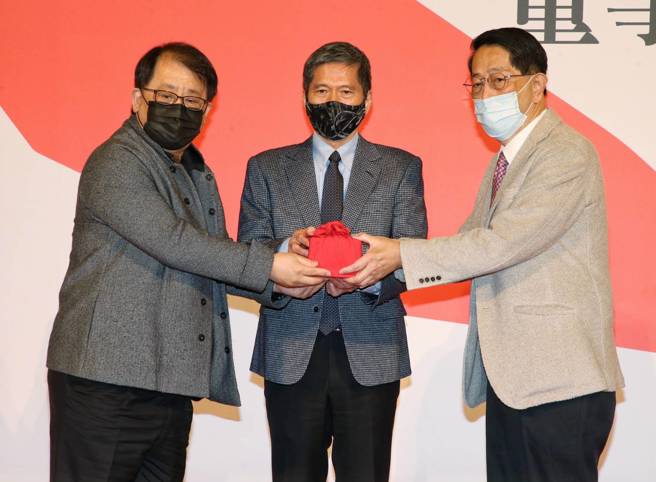 国家表演艺术中心第三届董事会2日在国家戏剧院大厅举行交接典礼，由文化部长李永得（中）担任监交人，卸任的董事长朱宗庆（左）将印信交给及新任董事长高志尚（右）。（赵双杰摄）