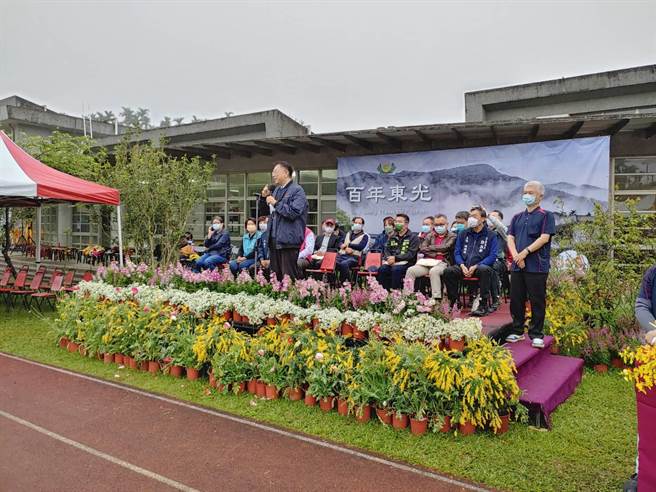 南投县鱼池乡东光国小4月2日举办欢庆建校百周年校庆感恩庆祝大会活动。（南投县政府提供／冯惠宜南投传真）