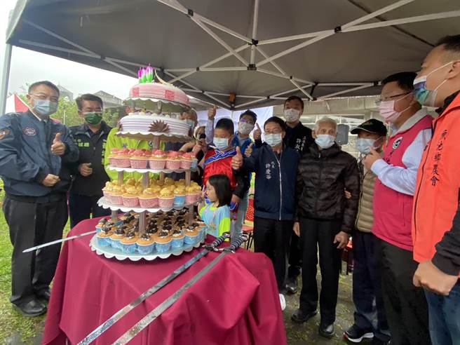 南投县鱼池乡东光国小4月2日举办欢庆建校百周年校庆感恩庆祝大会活动。（南投县政府提供／冯惠宜南投传真）