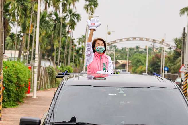 立委周春米以车队扫街的方式跟大家见面。(取自周春米脸书)