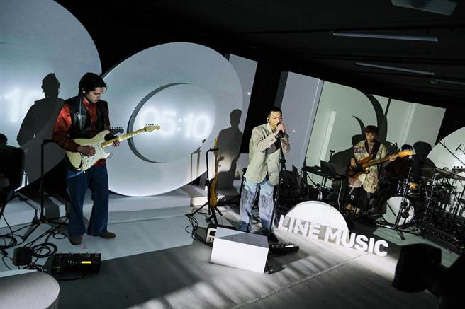 傻子与白痴「Happy Fool's Day 傻白日」昨线上开唱打造豪华场景。（相信音乐提供）