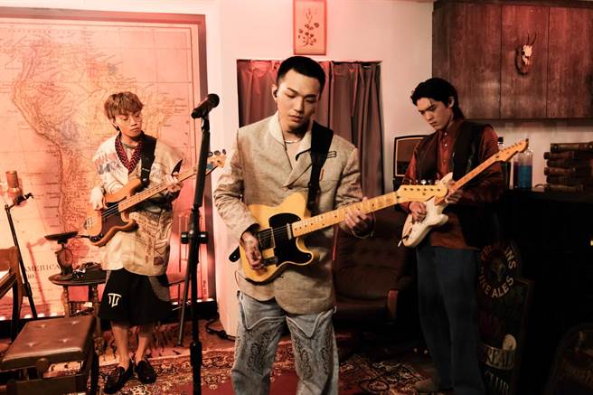 傻子与白痴线上演唱会打造华丽场景。（相信音乐提供）