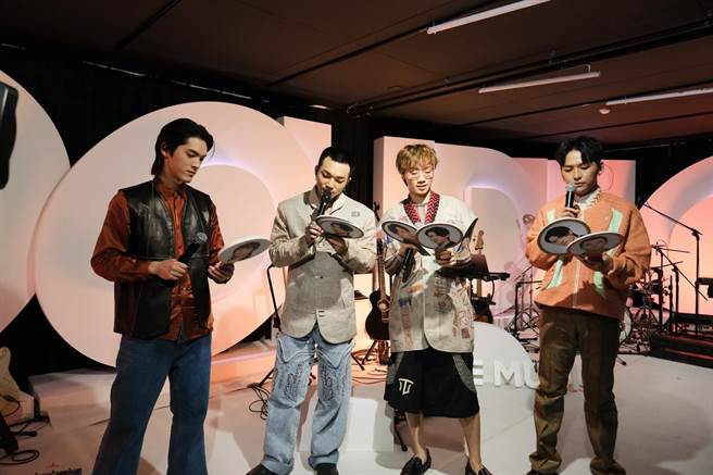 傻子与白痴团员间默契大考验。（相信音乐提供）