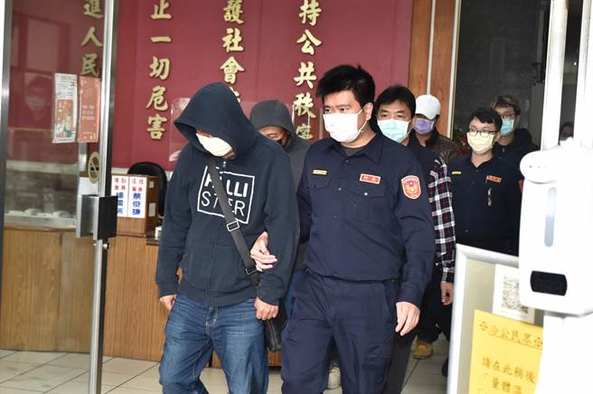 楠梓警方询后，协助45岁曾姓司机（左前）等4人到桥头地检署说明。（林瑞益摄）