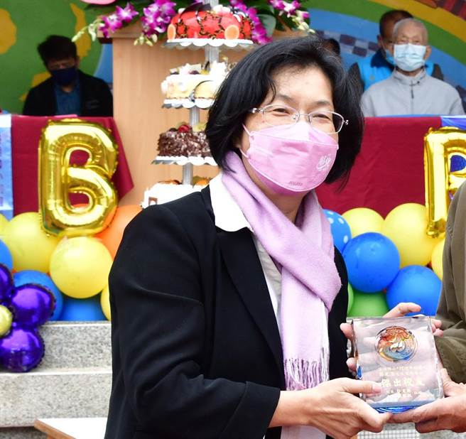 彰化县长王惠美2日参家溪湖国小120周年校庆表示，彰化能不能升格，6月30日就要揭晓了，呼吁居住在外县市朋友，能够把户籍迁入，赞助一下彰化。（吴敏菁摄）