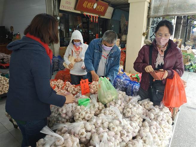 雲林縣蒜頭每台斤80元近3年最低價，現在買最划算。（張朝欣攝）