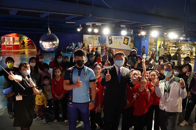 南台中家扶中心130名亲子受中阳集团邀请，前往大里异想新乐园室内游玩。（中阳集团提供／谢琼云台中传真）