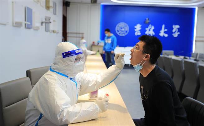 大陆国家医保局：核酸检测降价，单人单检降至不高于每人分28元人民币。图为吉林大学校医院放射线科医生韩津梁（左）3月29日为学生做核酸採样。（中国外交部网站）