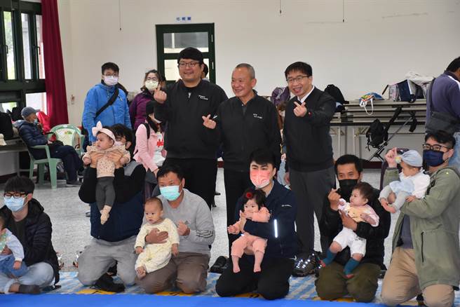 兒童嘉年華嬰兒爬行比賽，苗栗縣長徐耀昌到場替小寶貝們加油。（謝明俊攝）