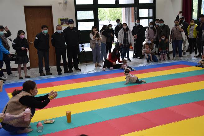 兒童嘉年華嬰兒爬行比賽，苗栗縣長徐耀昌頒獎給獲勝小寶貝們。（謝明俊攝）