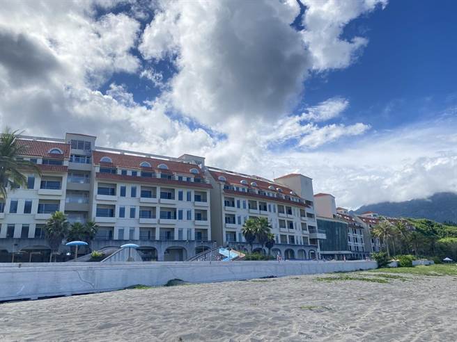 台东杉原湾是民眾热爱的戏水景点，因应夏季来临，台东县府即日起启动海域安全巡逻团队。（蔡旻妤摄）