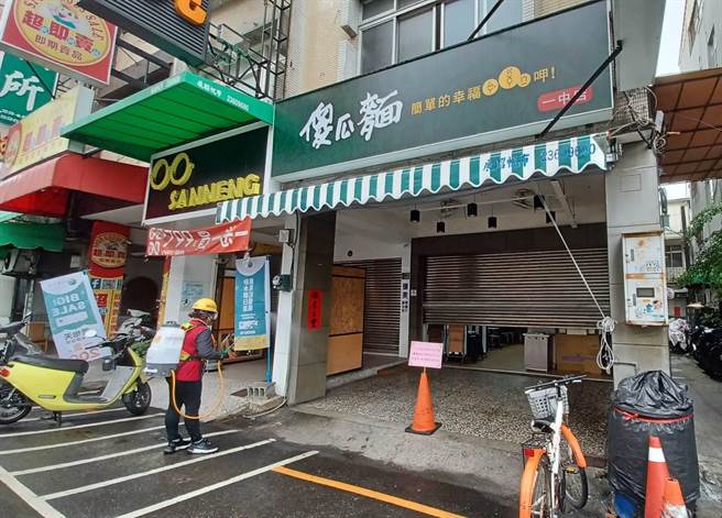 防疫人员在台中市北区太平路沿街完成清消。（中市卫生局提供／谢琼云台中传真）
