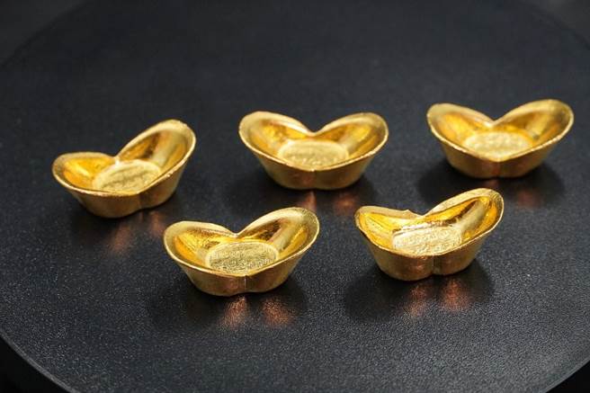 苗栗地检署嘱托执行署新竹分署执行红富海吸金案第2梯次拍卖会，共有19个纯金元宝。（执行署新竹分署提供／谢明俊苗栗传真）