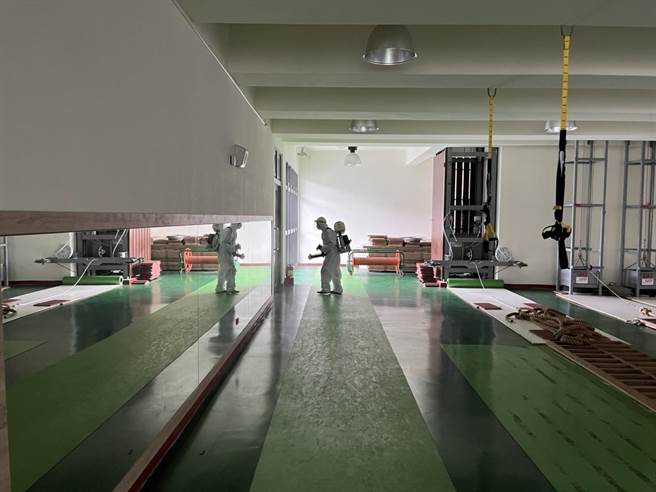 桃園市環保局到壽山高中消毒。（桃園市環保局提供／陳夢茹桃園傳真）