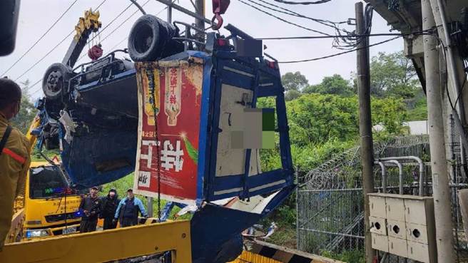 蘆竹大雨嚴重翻車意外 2人命危送醫