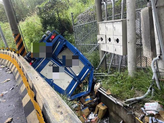 桃園蘆竹大雨嚴重翻車意外 2人命危送醫
