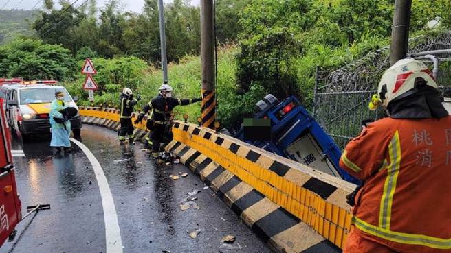 桃園蘆竹大雨嚴重翻車意外 2人命危送醫