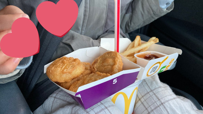 利用雞塊盒子縫隙擺放餐點，這樣在車上吃也不怕打翻了。（圖／翻攝自Twitter）