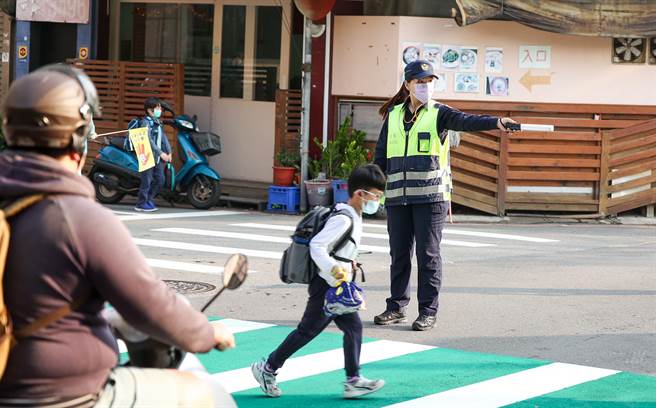 新竹市政府近年全力打造友善行人空間，2日起再祭出1箭友善行人工程，即起提升各大路口見警率，保護行人安全通行。（陳育賢攝）