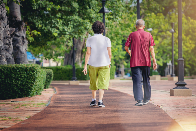 为何餐后散步没有效？试试骨科医最推荐的运动。(示意图/Shutterstock)