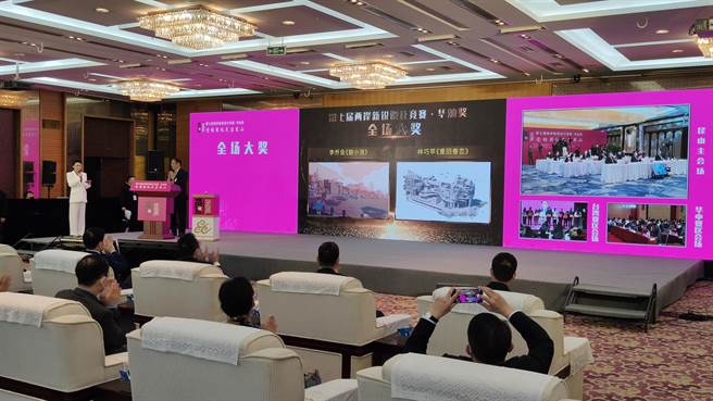 第七届「两岸新锐设计竞赛‧华灿奖」2日举行颁奖仪式，由台陆选手团队，各取得1项全场最大奖。（吴泓勋摄）