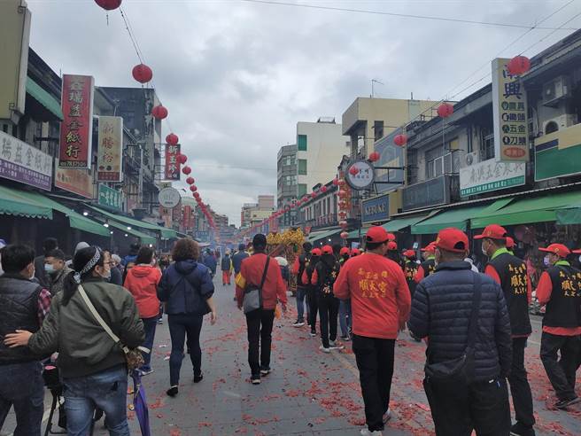 连假首日云林县北港朝天宫涌入近万人，进香团自律打3剂者优先入庙。（张朝欣摄）