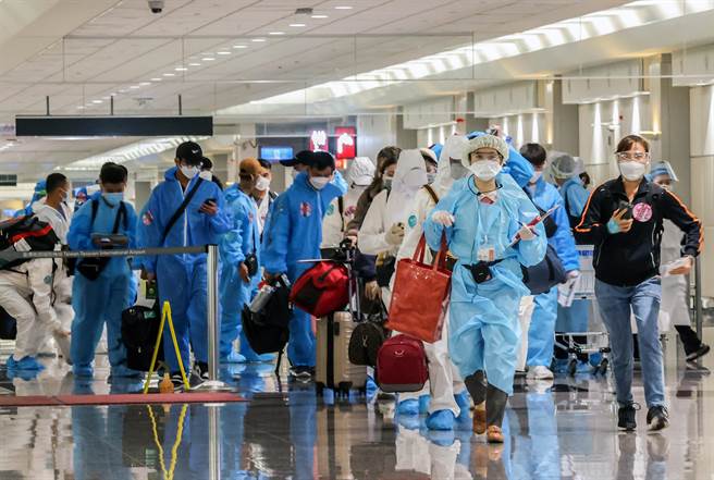 台灣本土疫情炸鍋，繼1日本土暴增104例後，中央流行疫情指揮中心指揮官陳時中宣布，2日本土新增160例確診、境外移入個案則增加244例，其中入境落地採檢陽性186例，皆創下今年的新高。圖為桃園機場入境旅客。（非新聞當事人）（陳麒全攝）