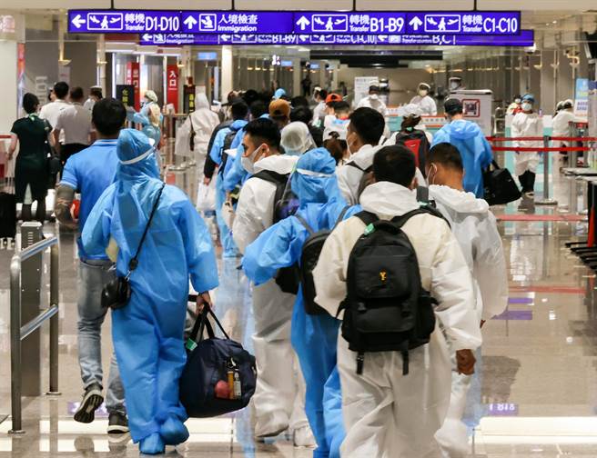 台灣本土疫情炸鍋，繼1日本土暴增104例後，中央流行疫情指揮中心指揮官陳時中宣布，2日本土新增160例確診、境外移入個案則增加244例，其中入境落地採檢陽性186例，皆創下今年的新高。圖為桃園機場入境旅客。（非新聞當事人）（陳麒全攝）