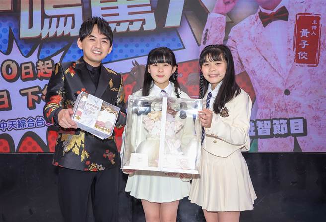 左左右右送弥月礼给黄子佼。（罗永铭摄）