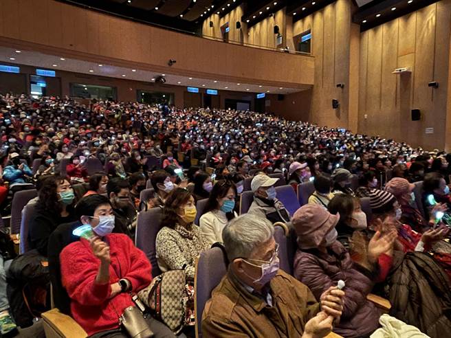 旺旺文教基金会与新北市文化局共同举办「让孝顺成为一种习惯」公益演唱会，邀集老中青三代实力派歌手南方二重唱、黑旋风、民雄等艺人现场演出，向现场1000位志工、长者致敬。（蔡雯如摄）