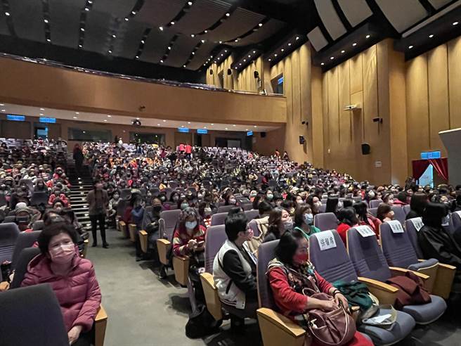 旺旺文教基金会与新北市文化局共同举办「让孝顺成为一种习惯」公益演唱会，邀集老中青三代实力派歌手南方二重唱、黑旋风、民雄等艺人现场演出，向现场1000位志工、长者致敬。（蔡雯如摄）