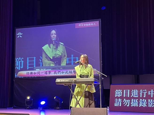 旺旺文教基金会与新北市文化局共同举办「让孝顺成为一种习惯」公益演唱会，邀集老中青三代实力派歌手南方二重唱、黑旋风、民雄等艺人现场演出，向现场1000位志工、长者致敬。（蔡雯如摄）