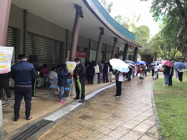 新冠疫情多点爆发，台中市接连出现许多外县市确诊者到访足迹，加上大甲妈遶境在即，清明连架首日天气低温溼冷，疫苗打气仍明显变热。台中市文心森林公园接种站下午开站，提供莫德纳疫苗，不少民眾专程打伞前来排队等候接种。（谢琼云摄）