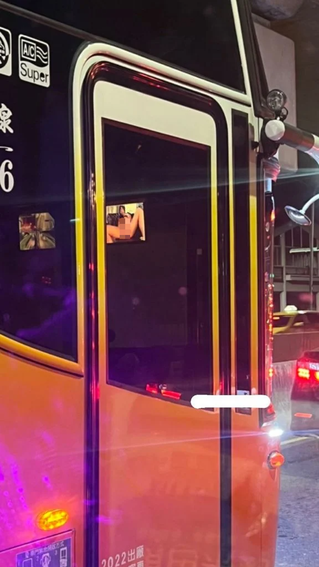 有名网友在回家途中，突然发现身旁经过的巴士正在播放「谜片」，让他惊讶不已。（翻摄自Dcard）