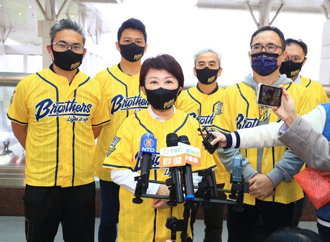 台中市长卢秀燕今日穿上中信兄弟的球衣，和化身为「猛玛．钢铎拉王者列车」的中捷列车一同合影，场面热闹。照片/台中市政提供