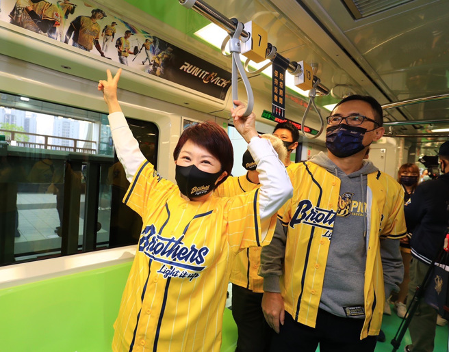 台中市长卢秀燕今日穿上中信兄弟的球衣，和化身为「猛玛．钢铎拉王者列车」的中捷列车一同合影，场面热闹。照片/台中市政提供