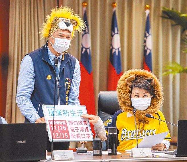 台中市长卢秀燕（右）前年兑现承诺，头戴狮子头主持市政会议。本报系资料照片