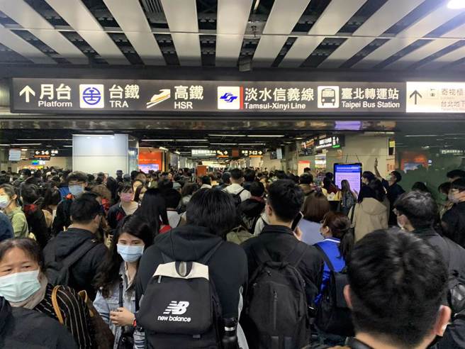 昨（1日）因東南水泥廠工安意外導致雙鐵停駛，近10萬旅客受到影響。（圖／林縉明攝）