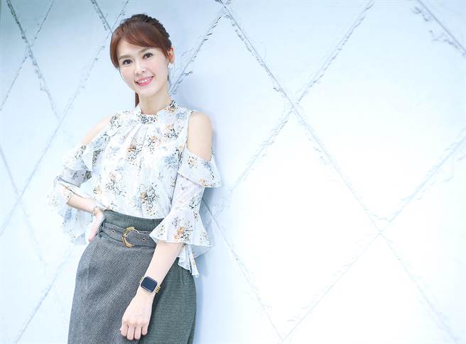 美女主播刘宜函气质出眾，已有10年播报经验。（粘耿豪摄）