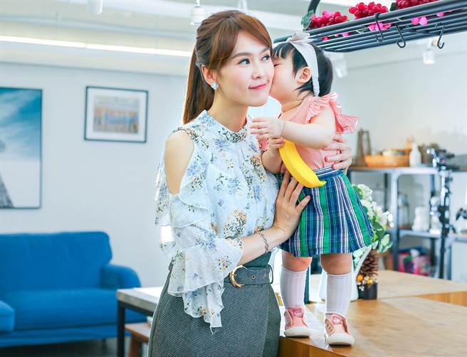刘宜函笑说生完女儿后，变得很感性。（粘耿豪摄）