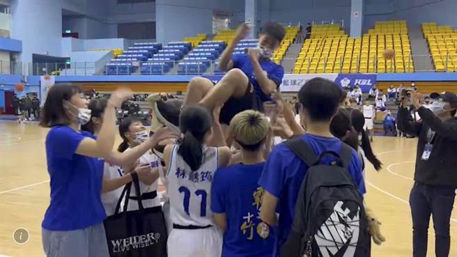新竹高商女篮队2日在HBL乙组女篮赛中击败永春高中完成三连霸。（新竹市政府提供／陈育贤新竹传真）