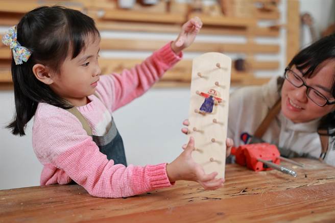 迷你版雪人嘎嘎人玩具完成了(信谊基金会提供)