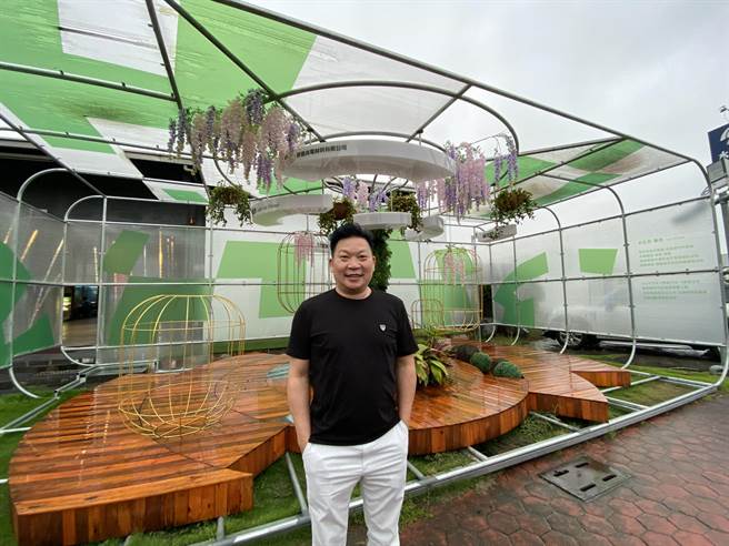 黄彦富与设计师友人合作，利用水电材料搭配绿色植栽，在自家公司前展示「城市之光集合」装置作品。（廖素慧摄）