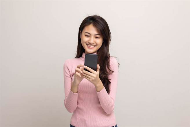 一名正妹疑惑男同学太主动向女生要Line会变「噁男」，她指出别「咄咄逼人」聊天竟被网友狂吐槽。（示意图/shutterstock）