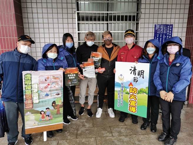 桃園市消防局第一大隊迴龍分隊舉辦清明節防災暨防縱火宣導活動，為了預防民眾掃墓不慎引發林野火災，特別於龜山區樂善寺前廣場舉辦。（消防提供）