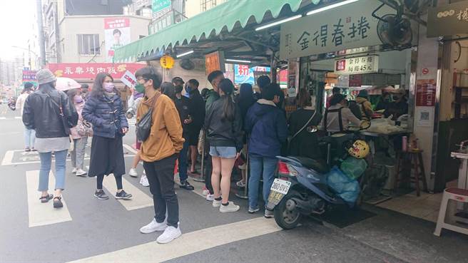 国华名春卷店全天都有排队人龙。（程炳璋摄）